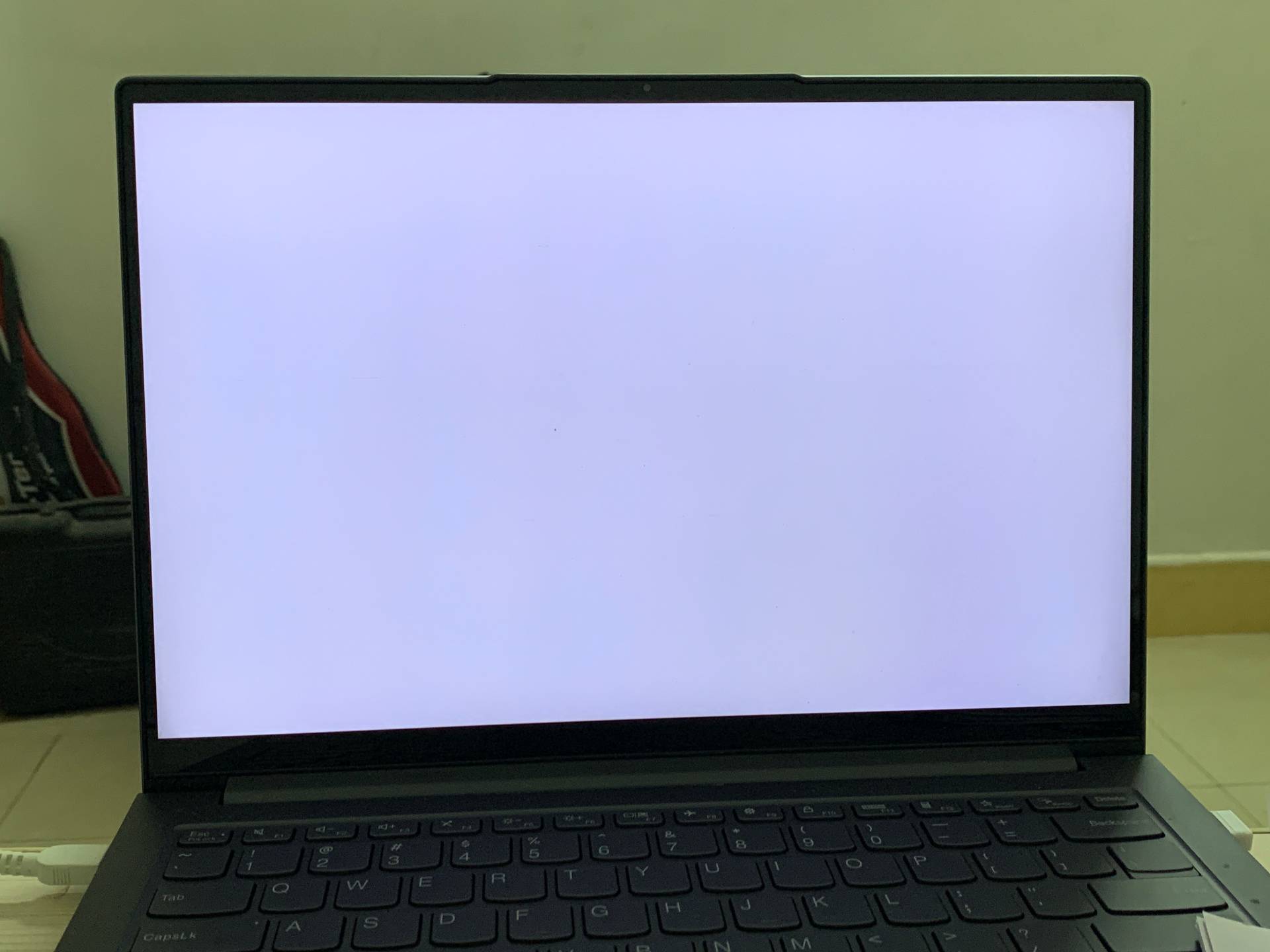 LCD Beyaz Ekran İkilemi? CNK'nin Üç Adımlı Sorun Giderme Yöntemi Verimli Çözümü Güçlendiriyor!